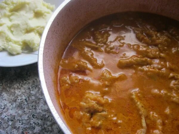 Какой подлив сделать к рису. Пюре с подливом. пюре с куриной подливкой. подлива к рису без мяса. пюре с подливкой без мяса.