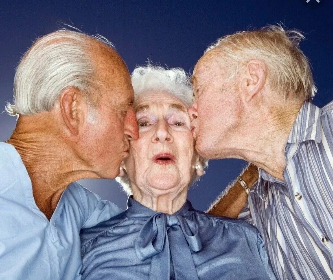 Старики. Два пожилых мужчины. Близость и пожилые люди. Бабушка и дедушка.