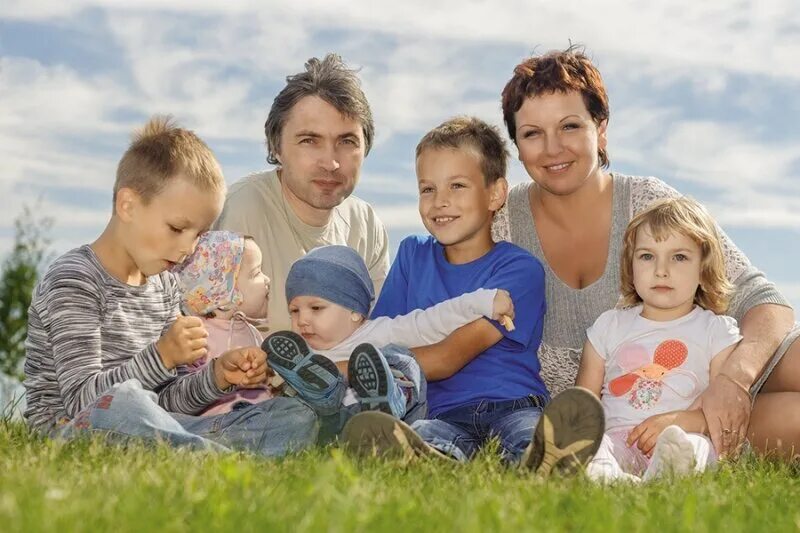 Многодетные семьи в казахстане сколько детей. Многодетная семья. семья с четырьмя детьми. многодетные семьи в россии. российская семья.