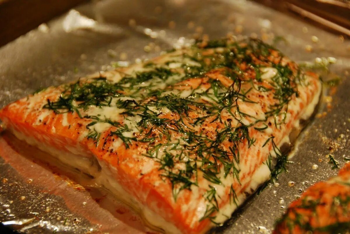 Сколько запекать красную рыбу в духовке. Красная рыба запеченная в духовке. Рыба лосось в духовке. Лосось запеченный в духовке. Новогодние блюда из форели.