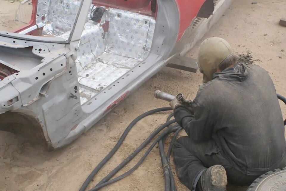 Пескоструйная очистка кузова. Пескоструйная обработкаткузова. Отпескоструить кузов автомобиля. Пескоструй кузова. Пескоструй кузова.