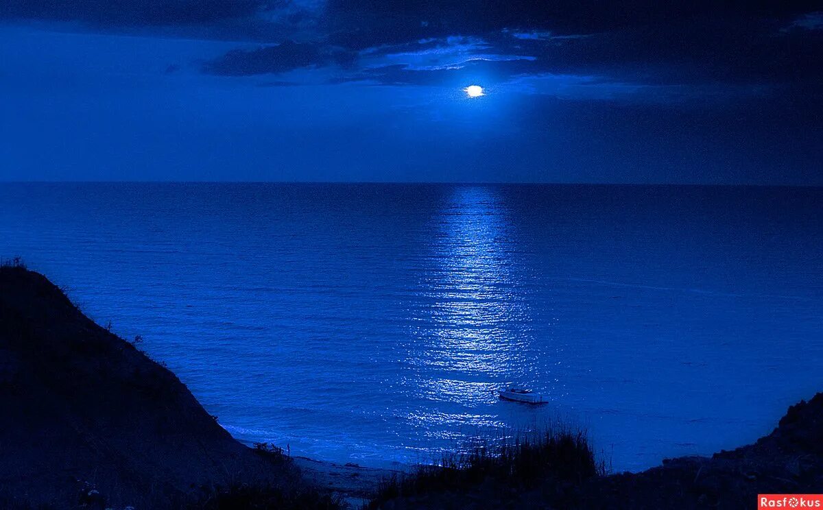 Какой лунной ночью. Ночное море. Лунная ночь. Ночь в море. Лунная дорожка.