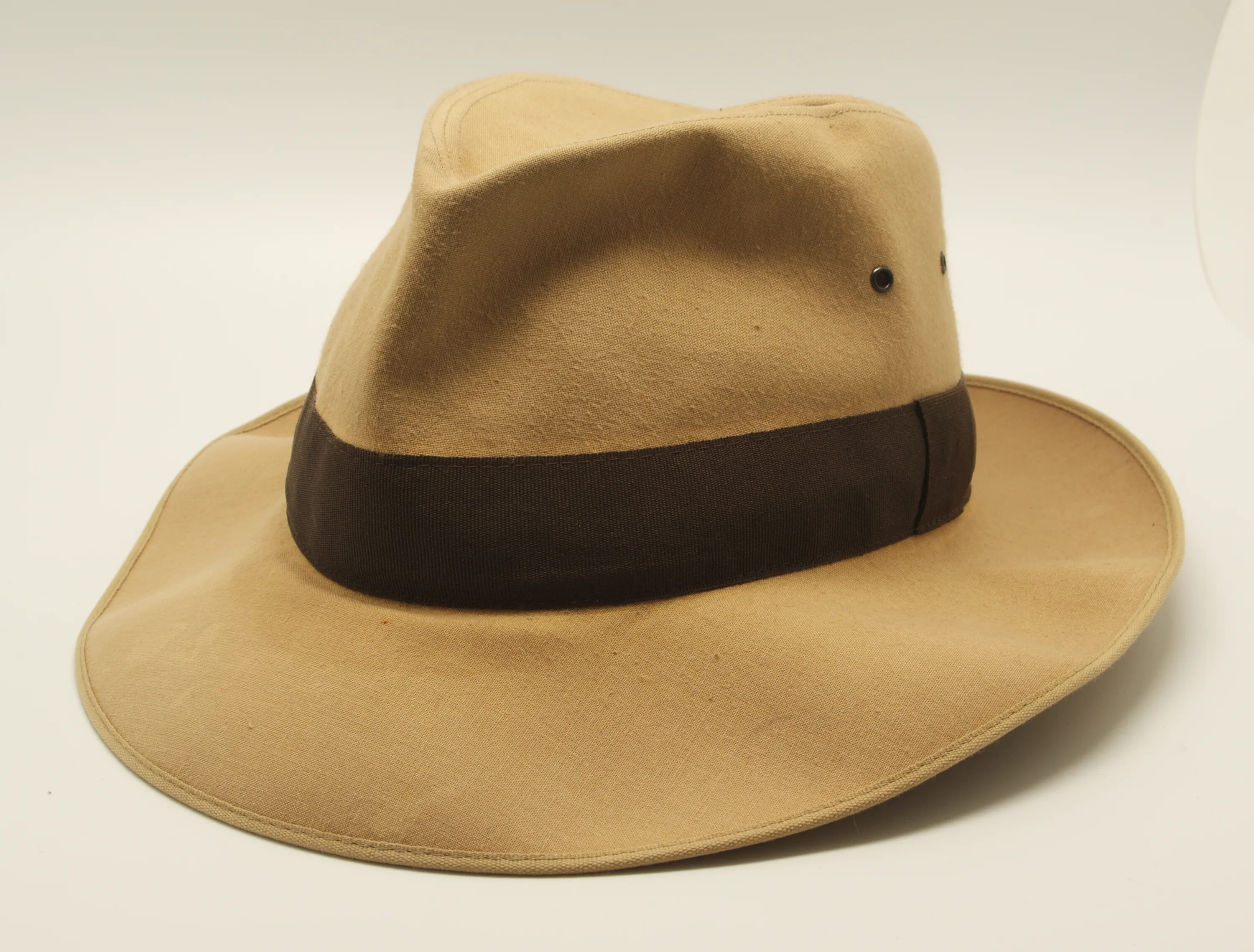 Hat gekauft. Шляпа мужская Fedora Indiana Jones. Шляпа Борсалино Индиана Джонс. Шляпы мужские фетровые СССР. Фетровая шляпа мужская 1960.