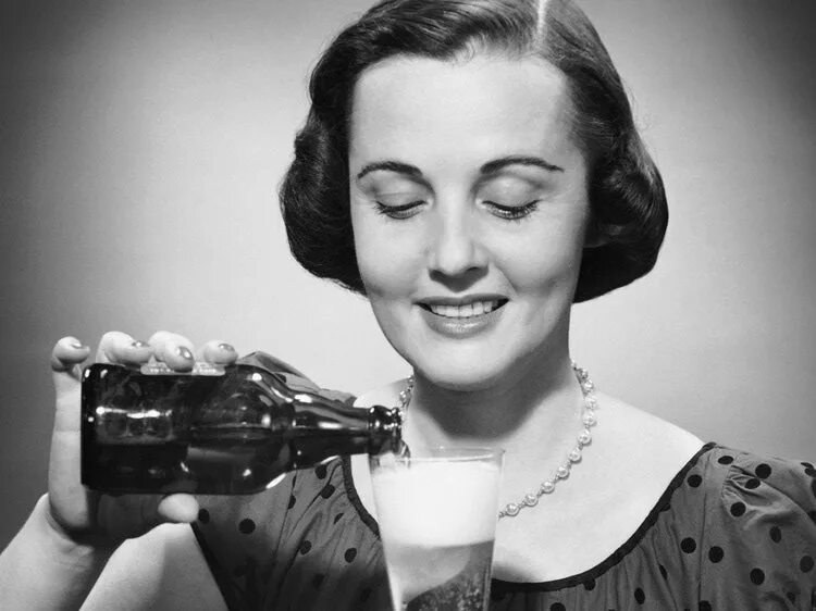 Ретро снимок женщины пьют. Дамы выпивают ретро. Ретро девушка выпивает. Пиво и знаменитости ретро. Ретро рассказы женщин