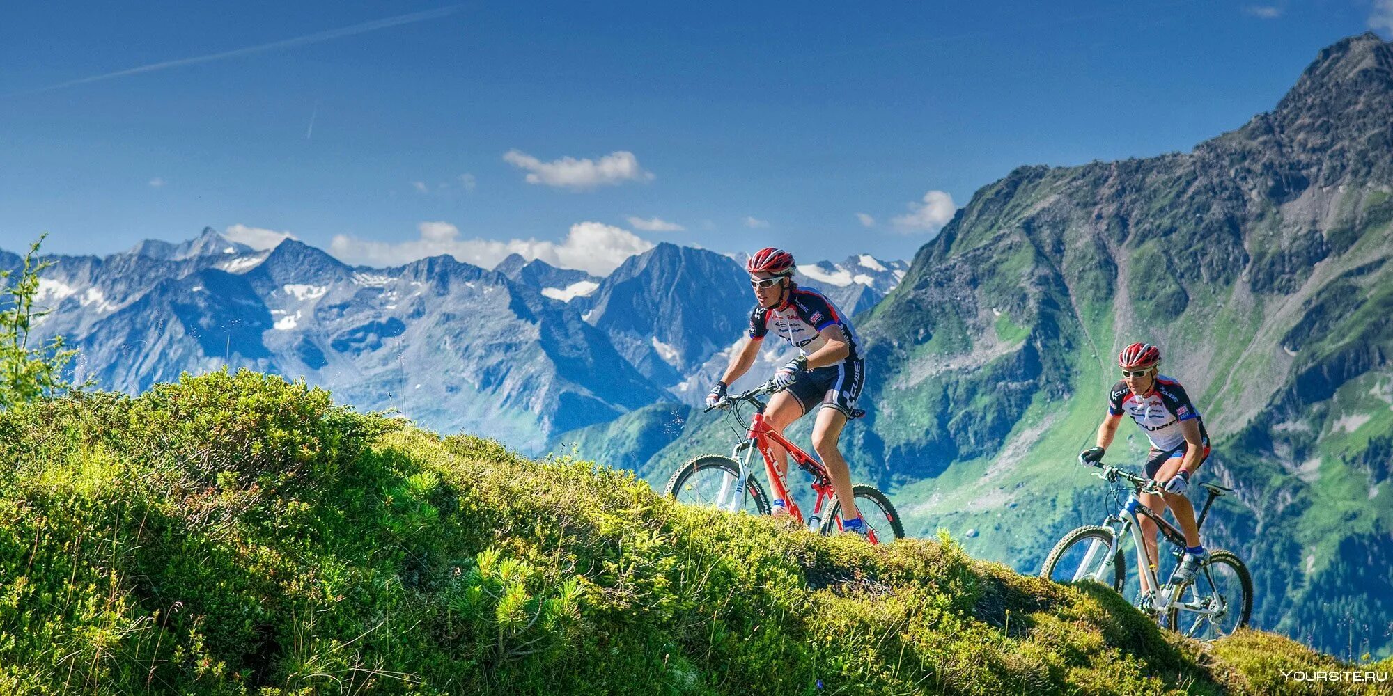 Велосипед едет в гору. Велосипедист в горах. Велосипед в горах. Пейзаж с велосипедом. Катание на велосипеде.