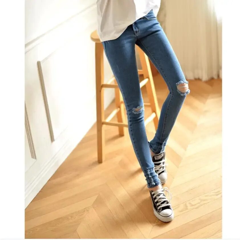 Ноги девушки в джинсах. Узкие джинсы женские. Худые девушки в джинсах. Девушка в джинсах. Стройные ноги в джинсах.