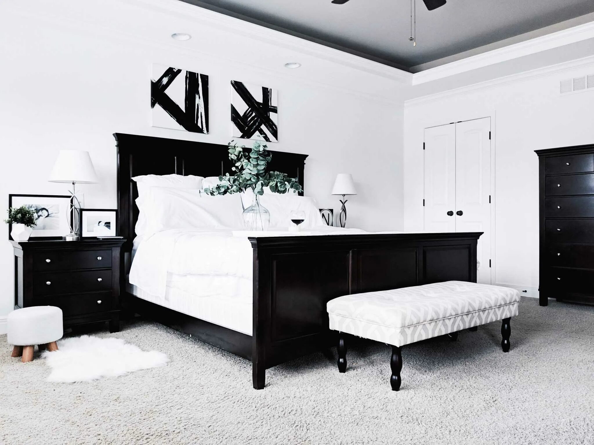 Возле черных белых стен. Черно белый интерьер спальни. Спальня в чёрно белом стиле. Спальня в черно белых тонах. Черно белая мебель.