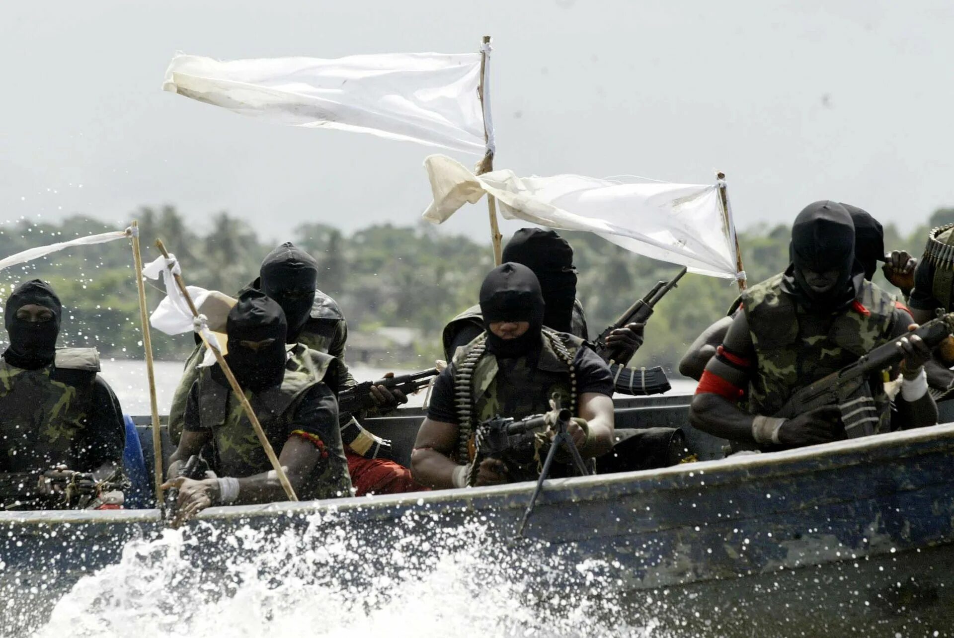 Сомалийские пираты 2008. Нападение сомалийских пиратов. Нигерийские пираты. Пираты современности.