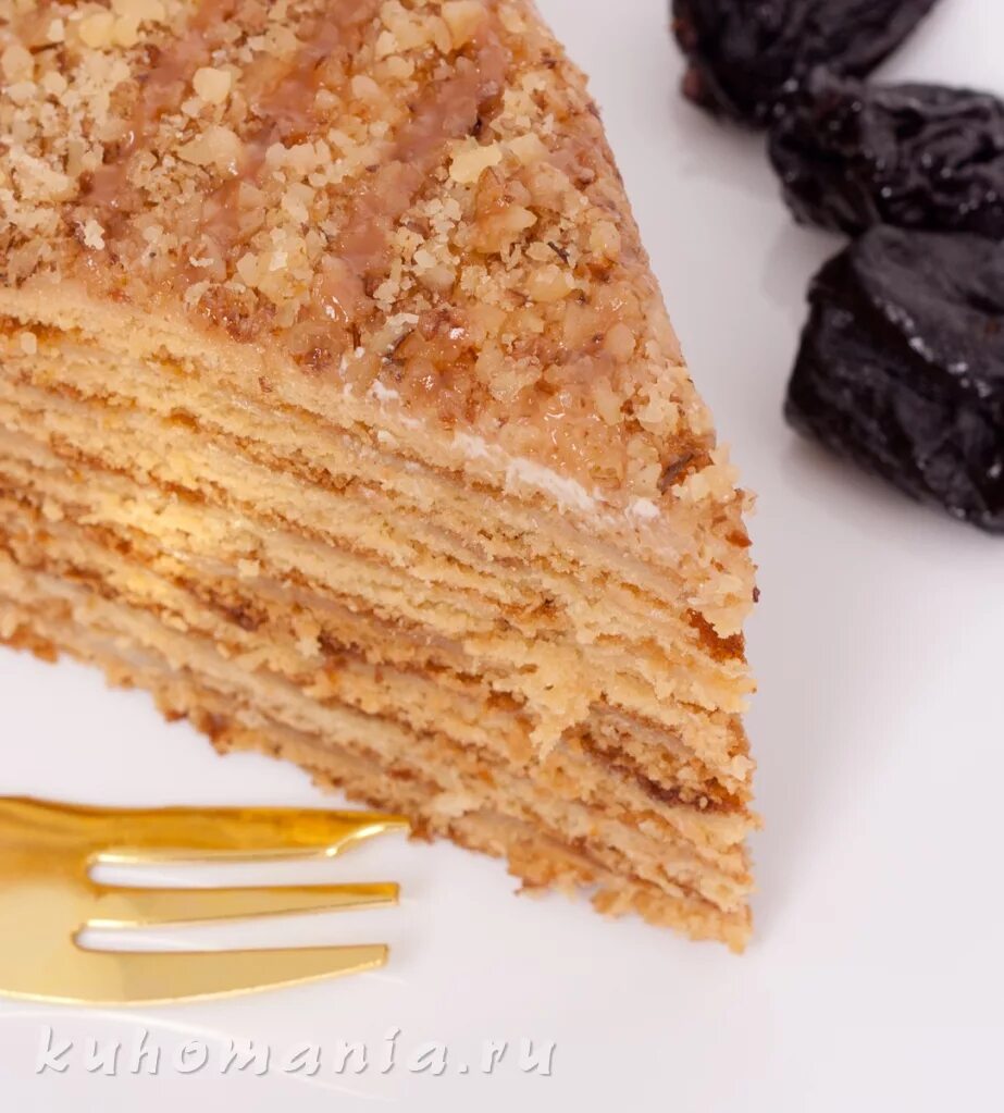 Торт рыжик классический рецепт со сгущенкой. Торт медовик рыжик. Торт медовик классический. Торт рыжик классический рецепт со сгущенкой. Торт рыжик с кремом из сгущенки.