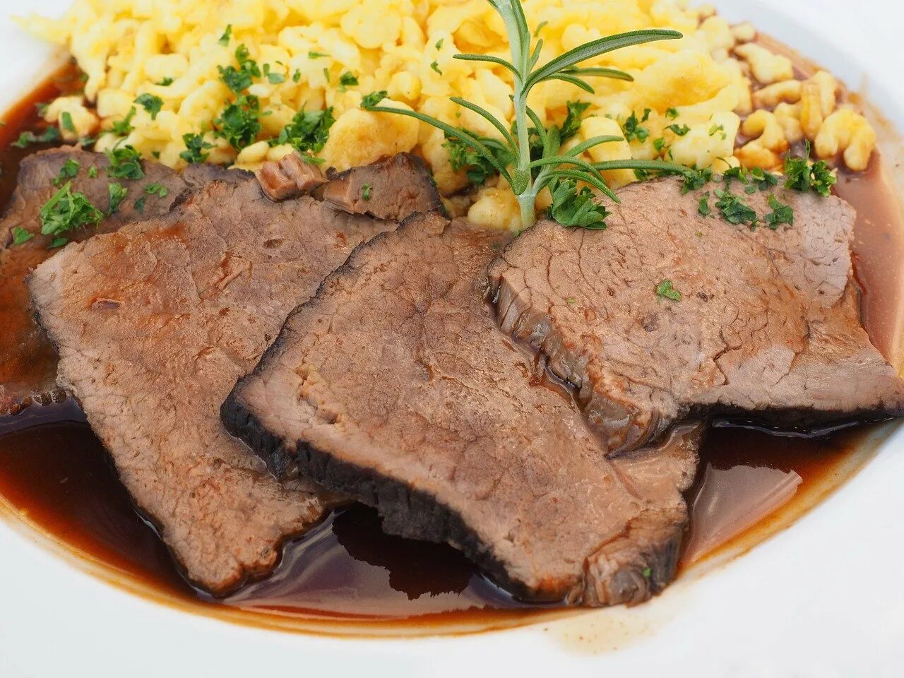 Отварная говядина с овощами. Отварное мясо. Отварная говядина гарнир. Гарнир к свинине. Гарнир к мясу.