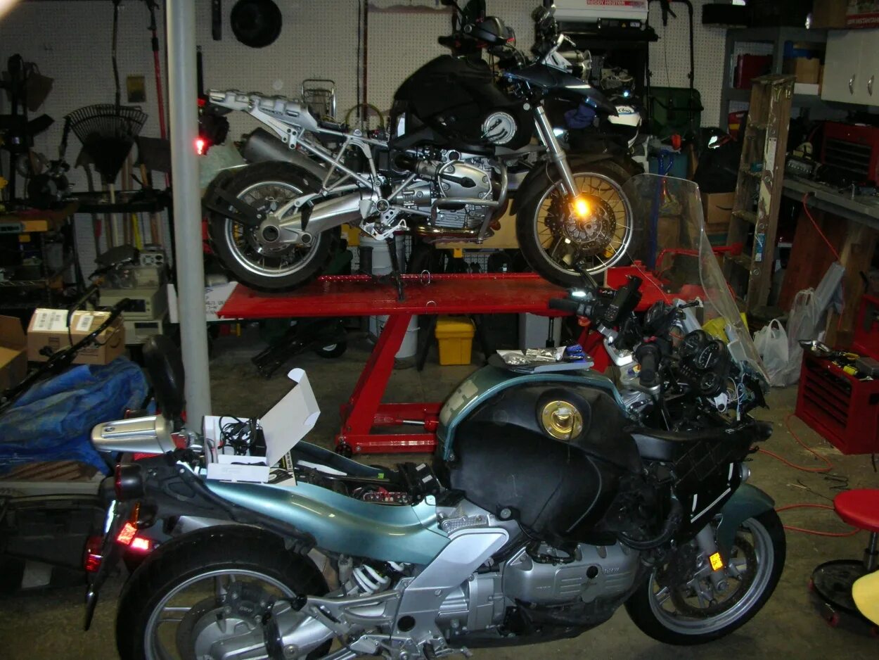 Где поставить мотоцикл. Гараж для мотоцикла. Парковка для мотоцикла в гараже. Штрафстоянка мотоциклов. Мотоцикл в гараже фото.