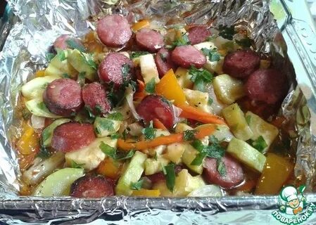 Колбаски с овощами в духовке