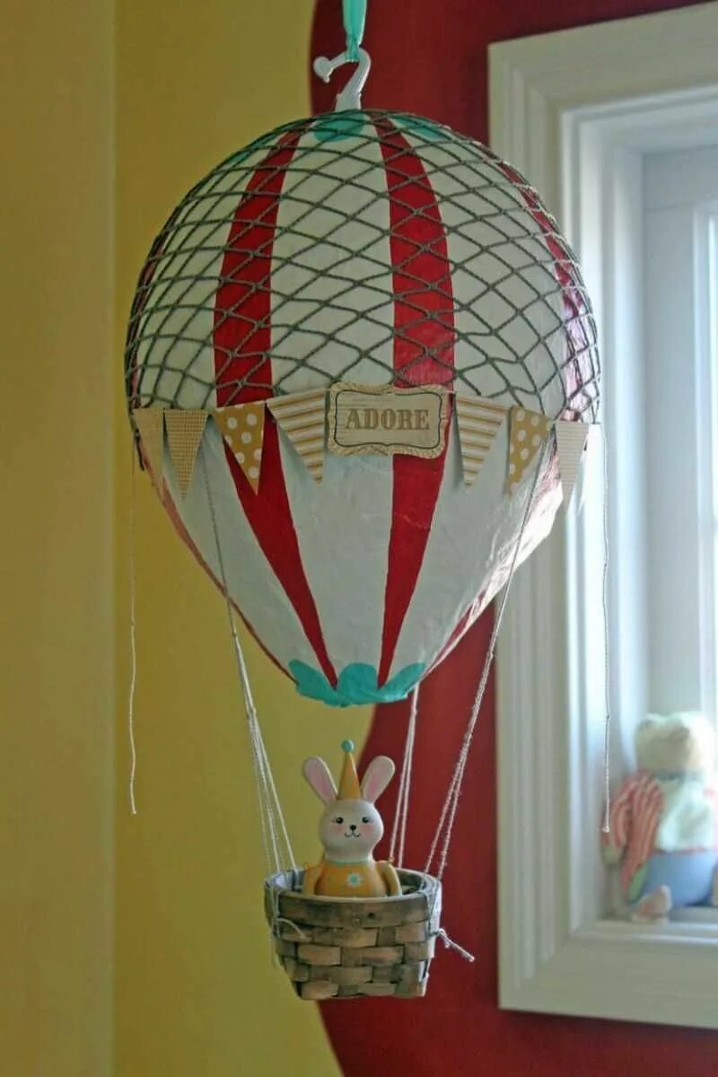 Воздушный шар поделка. Воздушный шар с корзиной декор. Воздушный шар с корзиной папье-маше. Поделка воздушный шар с корзиной.