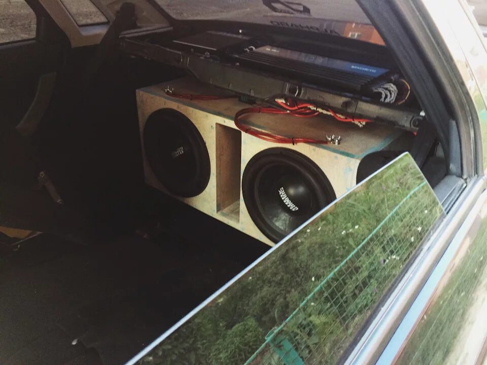 Приора седан 2 15 саба. 15 саб в приору седан. Сабвуфер в седан. 15 сабвуфер приора седан. Автозвук в almera n16 генератор.