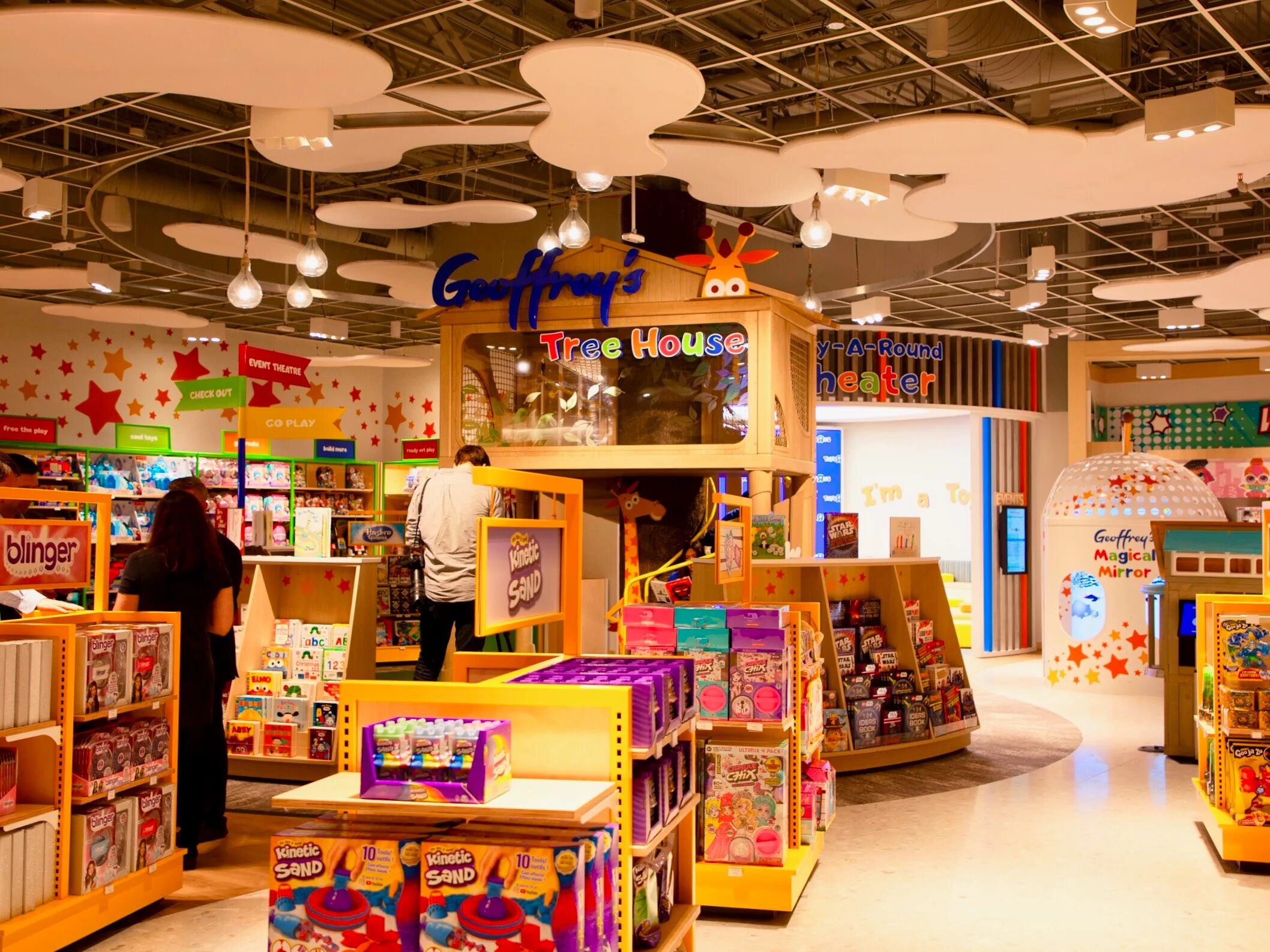 Той хаус. Магазин игрушек. Магазин игрушек Toys r us. Американский детский магазин игрушек. Красивый магазин детских игрушек.