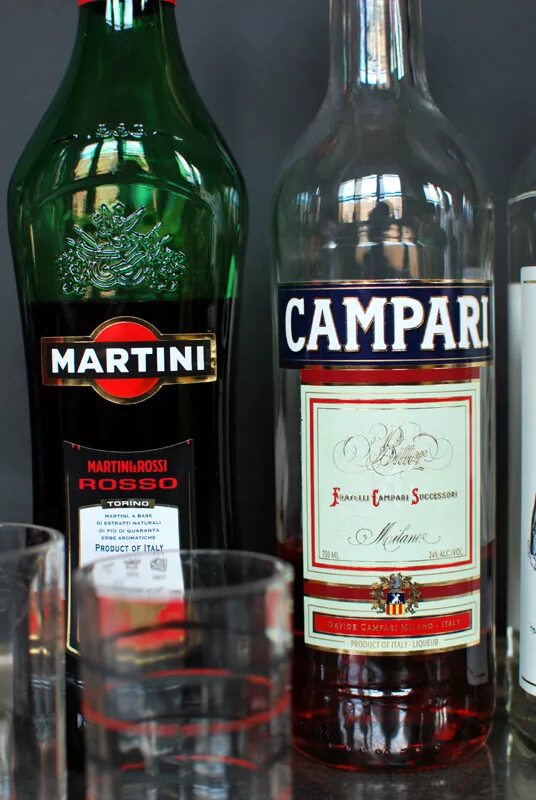 Кампари градус. Мартини Россо Кампари. Мартини Кампари Биттер. Вермут Campari. Коктейль Джин мартини Кампари.