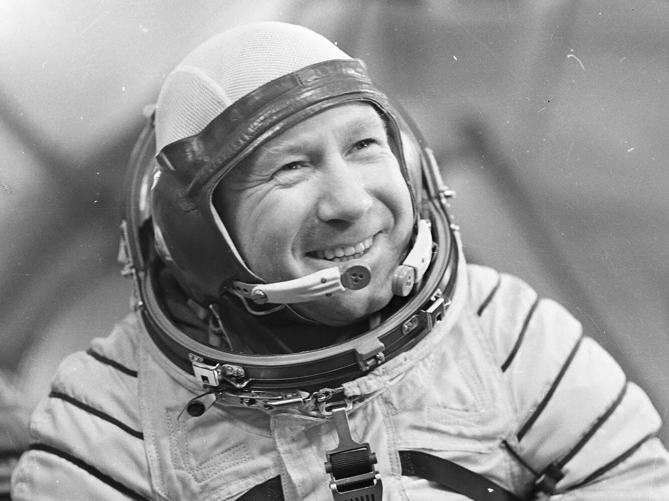 Андрею 50 лет поздравления. Медаль на 50 лет мужчине. Карикатуры про летчиков. С днём рождения летчику. 50 лет летчику.