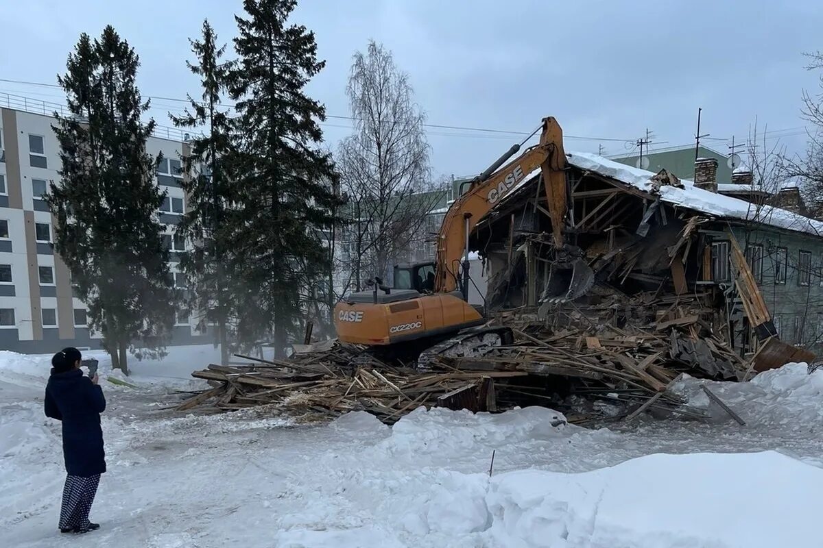 Свежие новости о расселении аварийного. Расселение аварийного жилья в Петрозаводске. Снос дома. Сносят дом. Снос аварийного жилья.