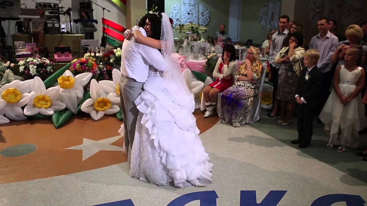 Песня под видео на свадьбу. Клип про свадьбу на красном фоне. Видеоролик на свадьбу от родителей. Родители поют на свадьбе. Клип про свадьбу.