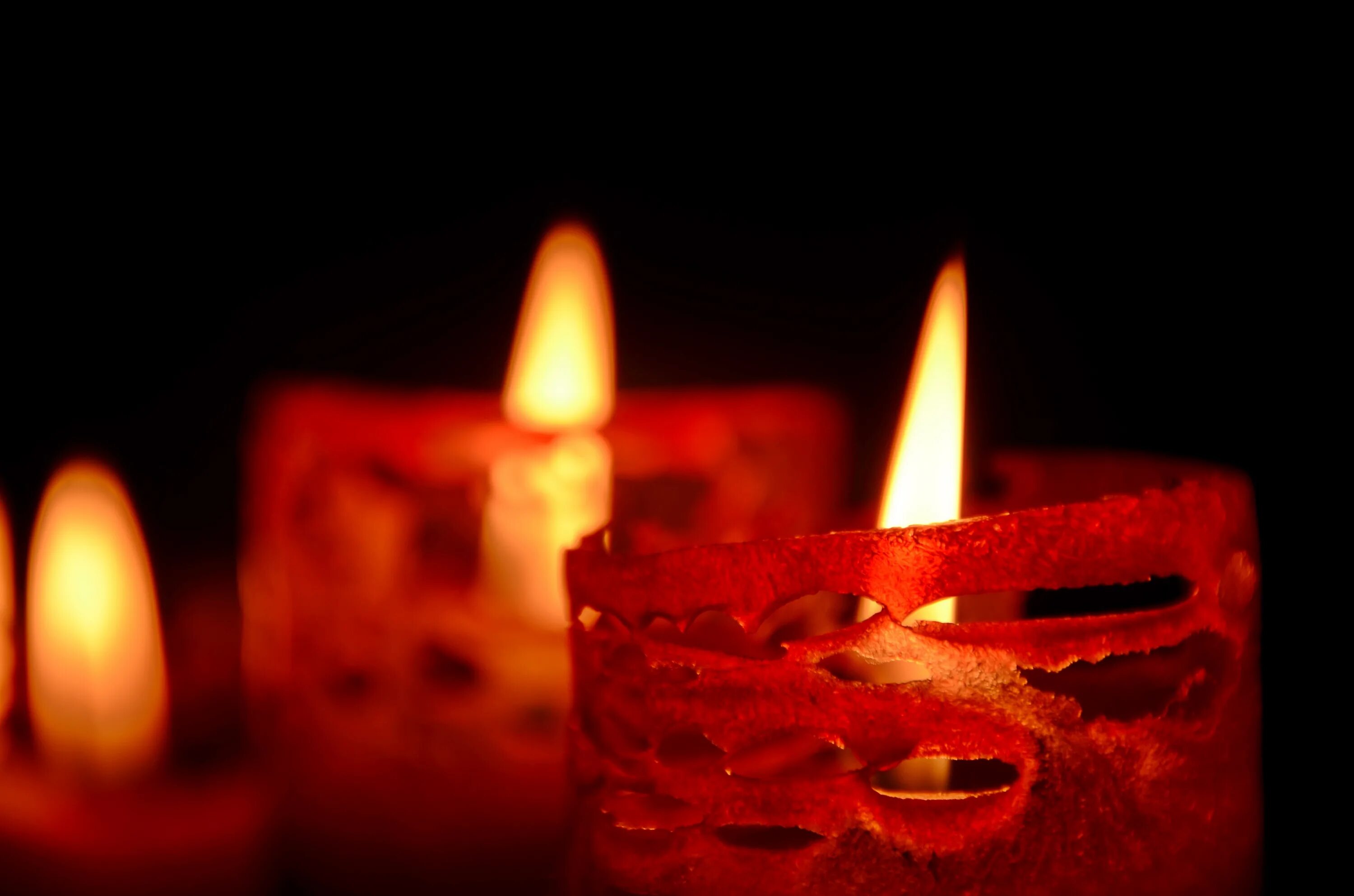 Свечи горят ровно. Горящая свеча. Красивые свечи. Зажженная свеча. Горящие свечи.