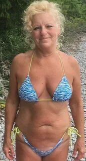 Бабушки с купальниках.