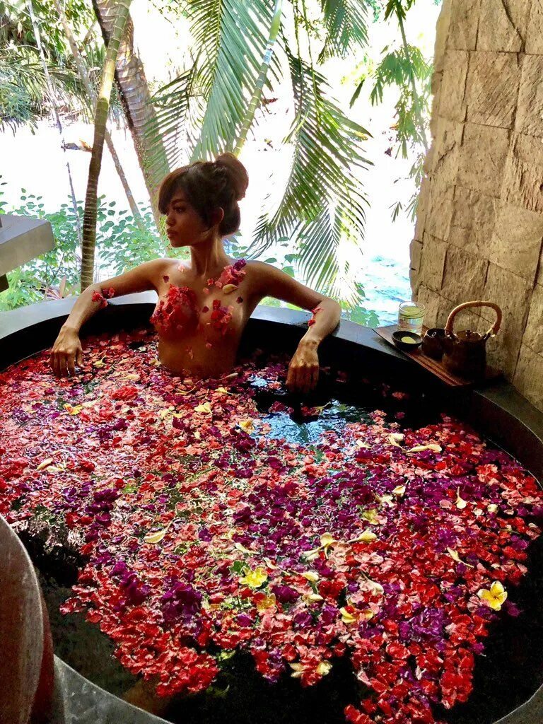 Бали Фловер. Бассейн с лепестками роз. Ванна с лепестками роз Бали. Цветы в джакузи. Цвет бали