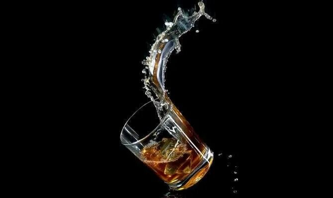 К чему бьется стакан. Виски брызги. стакан падает. брызги коньяка.