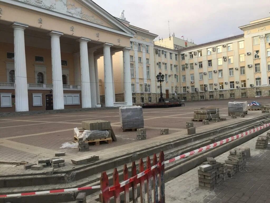 Площадь починка. Театральная площадь брянск. драмтеатр брянск площадь ленина. ремонт площади. театральная площадь ремонт.