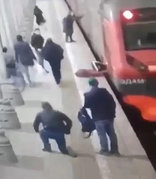 В москве поезд зажал женщину между платформой. Зажало между платформой и вагоном. Между электричкой и платформой. Зажало ногу в дверях поезда метро. Поезд яуза авария.