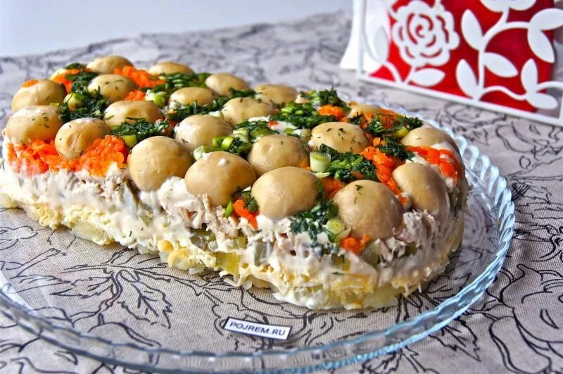 Полянка с шампиньонами и курицей. Салат Лесная Поляна с шампиньонами и курицей. Салат с грибами шампиньонами. Салат Поляна с грибами и курицей.