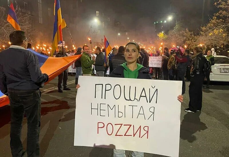 Армяне держат пост. Россия Украина последние новости. Факельные шествия в России.