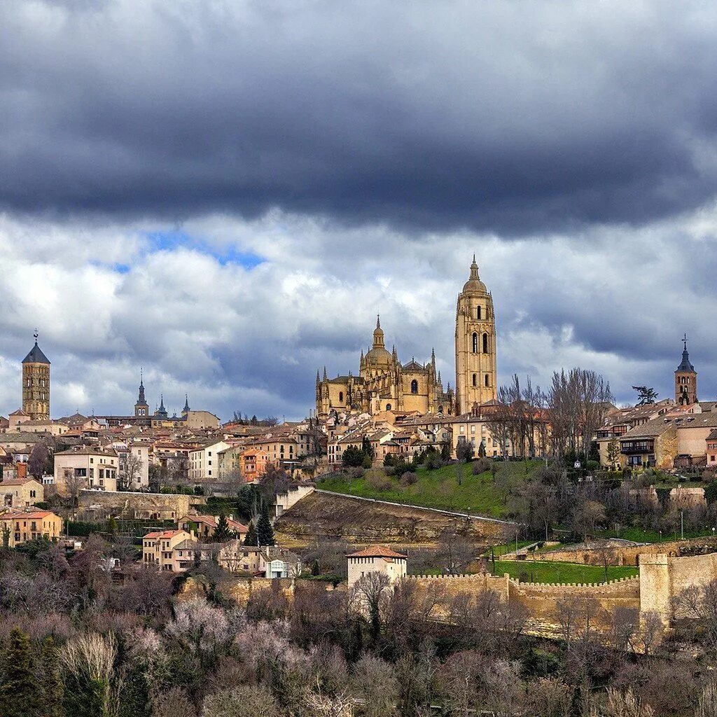 Римский акведук в испании. Сеговия испания. Алькасар де сеговия собор. Леон римский акведук. Алькасар де сеговия собор.