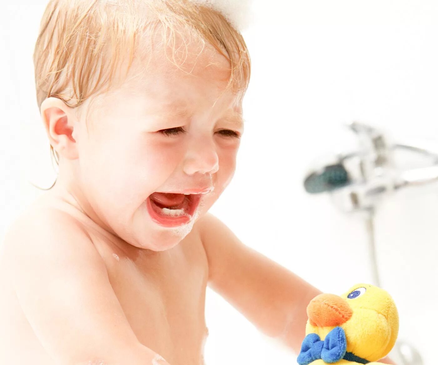 Child bath. Bath для детей. Почему дети боятся мыться. Ребенок не хочет мыться. Почему ребёнок боится купаться в 6 лет.
