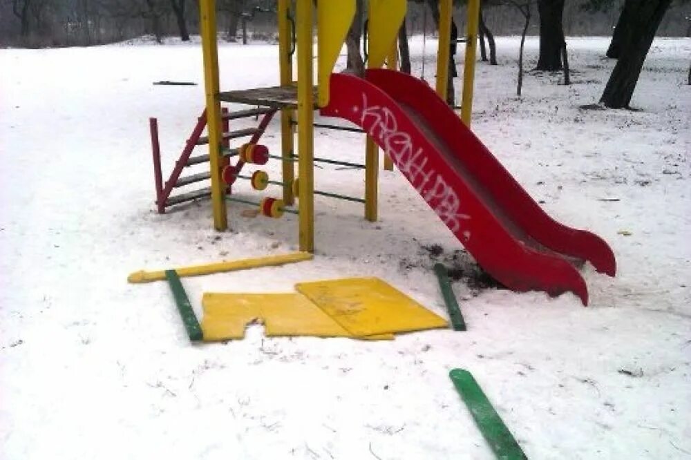 Ломают детскую площадку