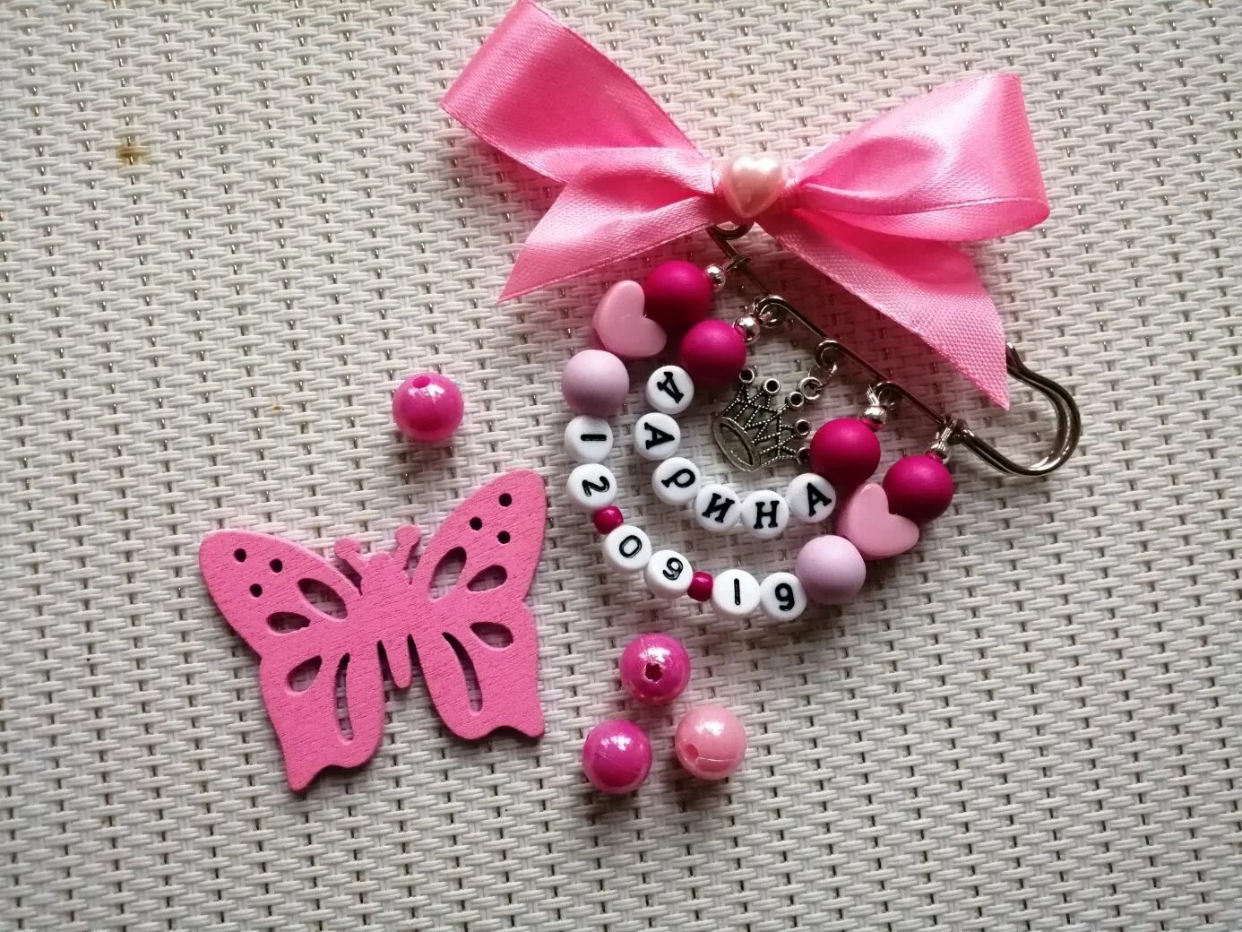 Именные булавки. Именные булавки для малышей. Булавка для новорожденных именная. Именная брошь булавка. Именные булавки.