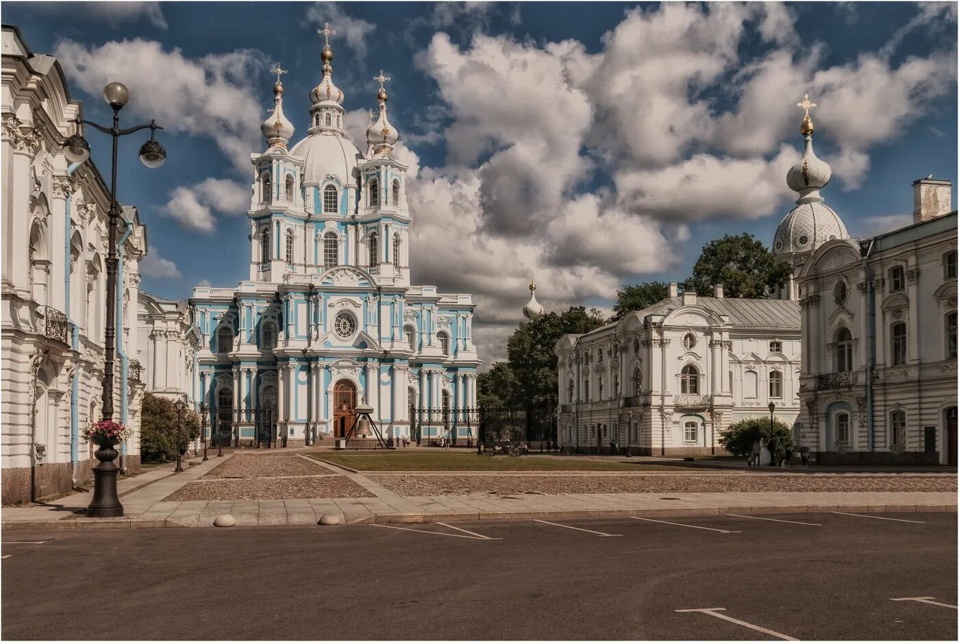Архитектор смольного собора в петербурге. Смольный собор в санкт-петербурге. воскресенский смольный собор и институт. питер смольный собор. воскресенский собор смольного монастыря.