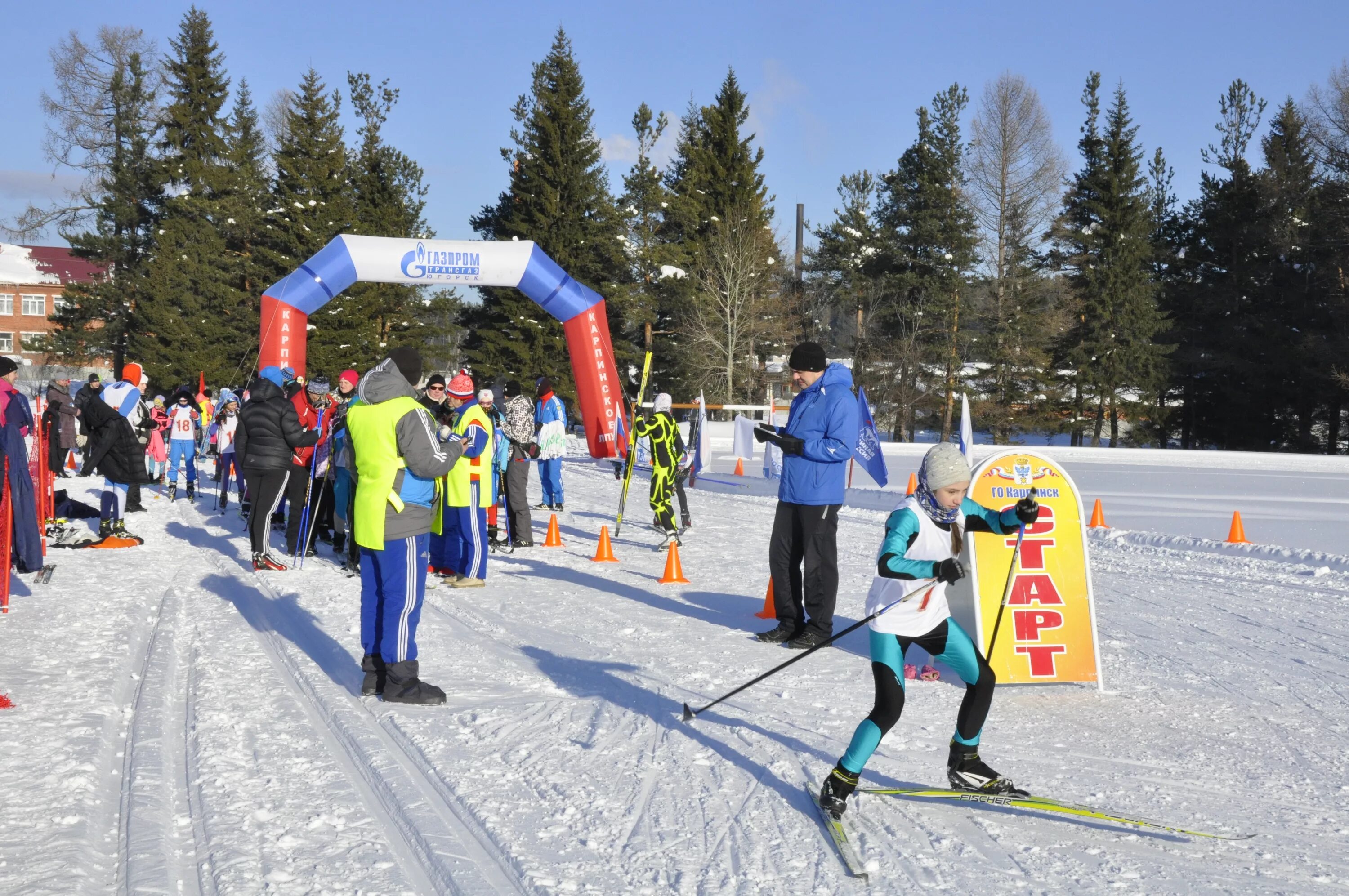лыжные гонки. массовые лыжные гонки. лыжная трасса. подолино лыжный стадион. лыжники.