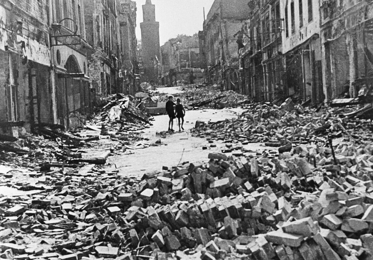 Берлин 1945 год. Руины Берлина 1945. Берлин после войны 1945. Разрушенный Берлин 1945.