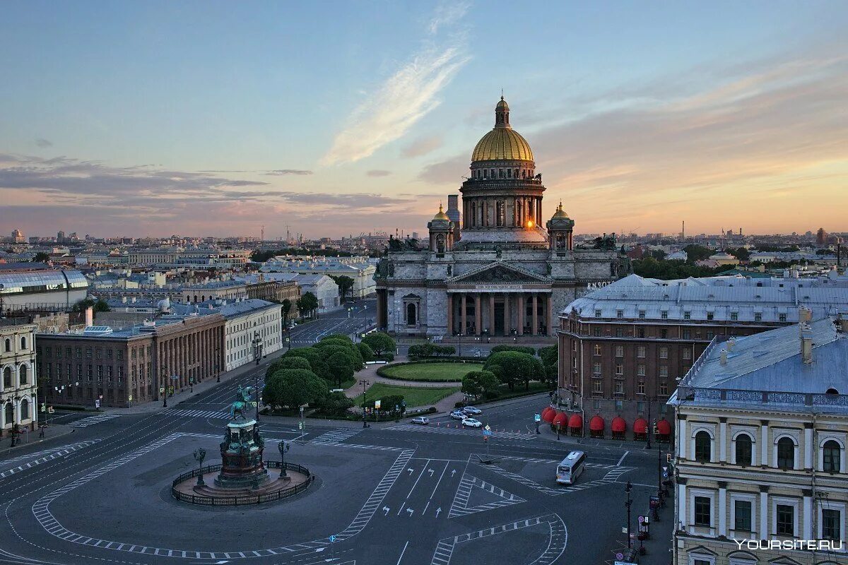 Исаакиевский сквер в Санкт-Петербурге.