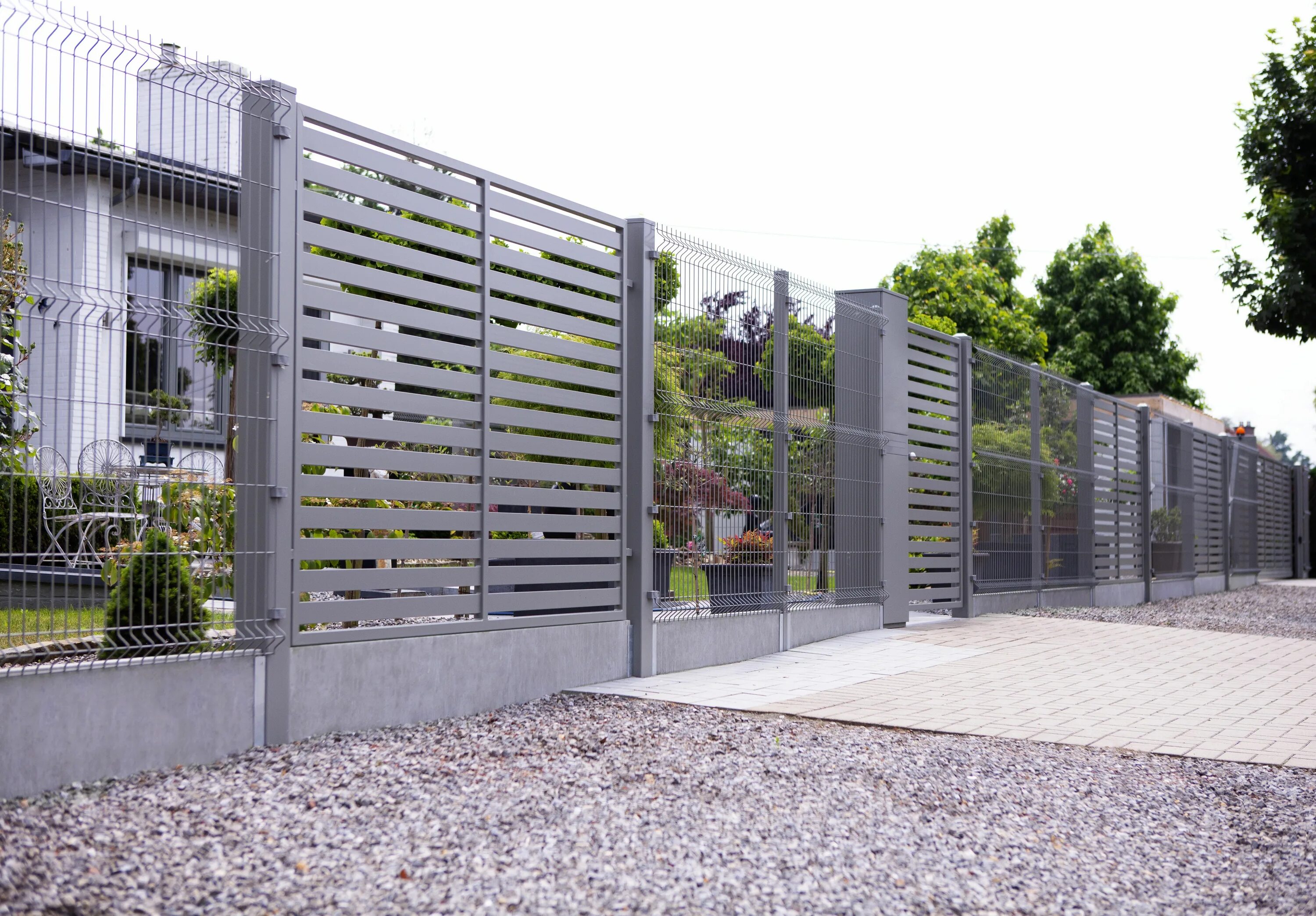 Забор в современном стиле. Красивый забор. Забор жилого дома. Заборы для частного дома. Красивый забор.