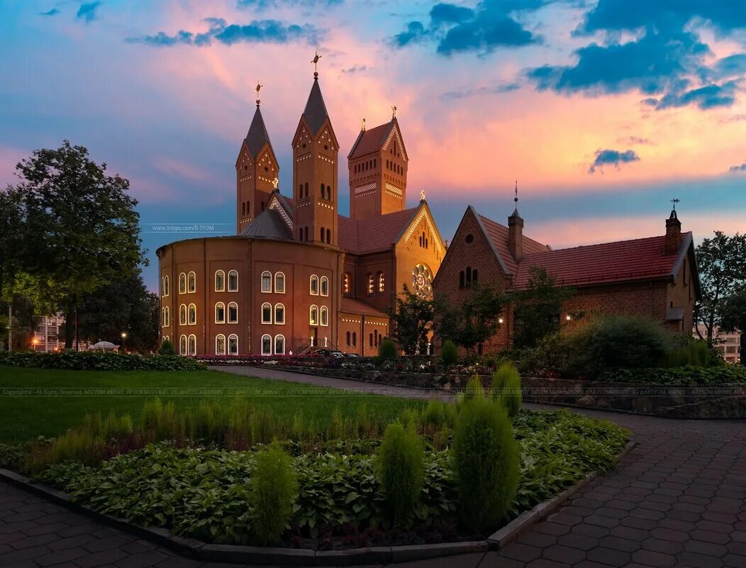 церковь святых елены и симона в минске. католический храм в минске. красный костел минск. костёл святого симеона и елены минск. костёл святого симеона и святой елены.