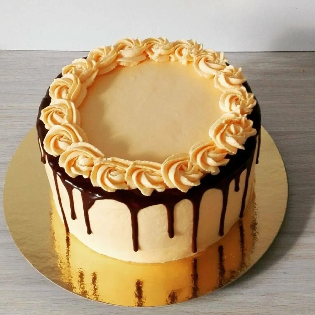 Украсить торт кремом чиз. Декор торта кремом чиз. Торт сверху крем чиз. Легкий декор торта крем чиз. Кремовое украшение торта.