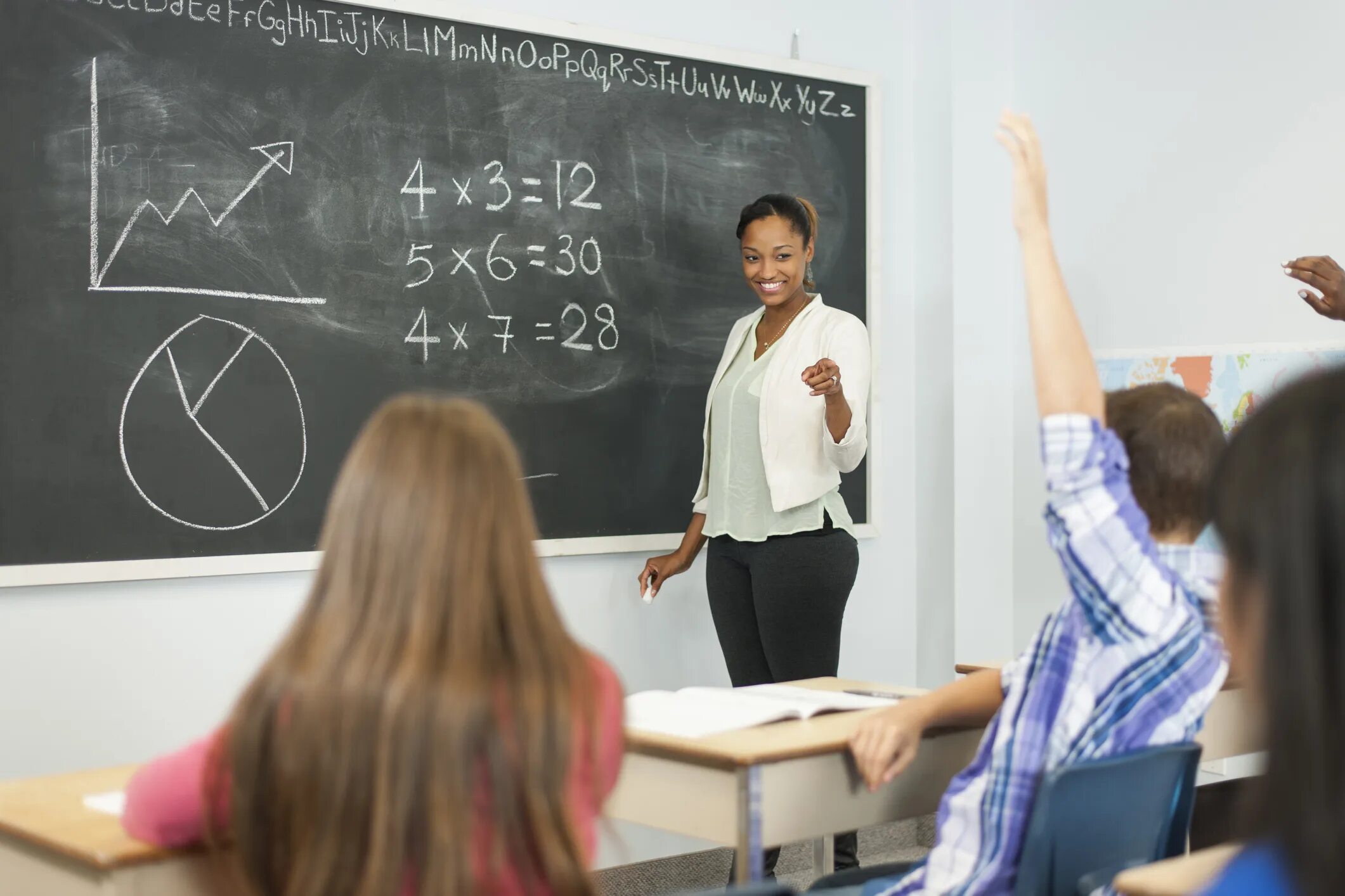 Девушка в школе на уроке. Занятие по математике с учителем. Pupils in the classroom. Учитель и ученик. Занятие по математике репетиторство.