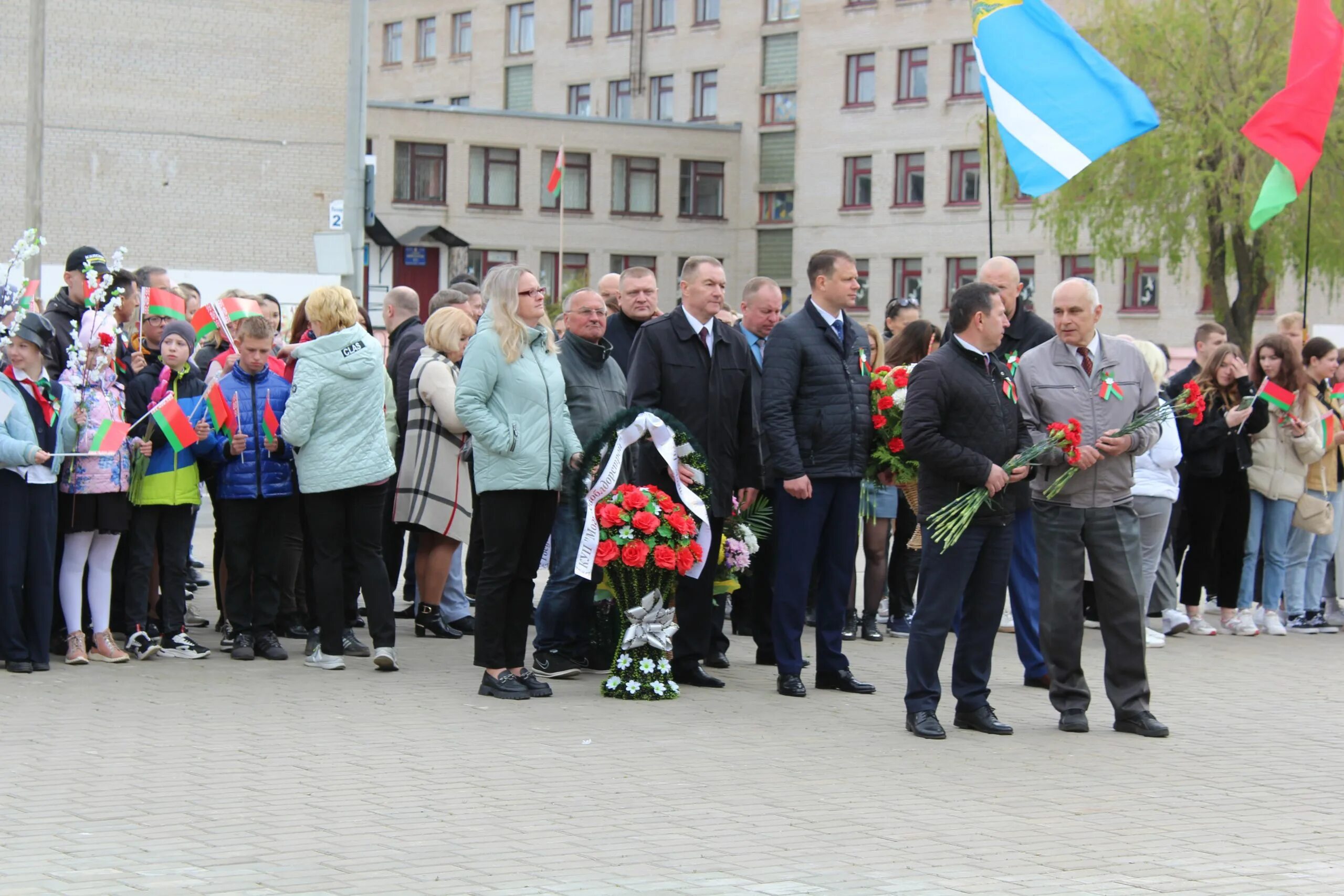 Митинг 9 мая у памятника сценарий 2023. Возложение цветов. Возложение цветов 9 мая. Памятники в честь 9 мая. Возложение цветов к памятнику 9 мая.