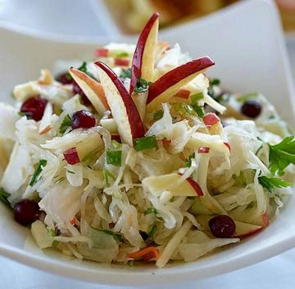 Салат из капусты фото. Салат с капустой и яблоком. Салат из белокочанной капусты. Салат с квашеной капустой. Салат витаминный.