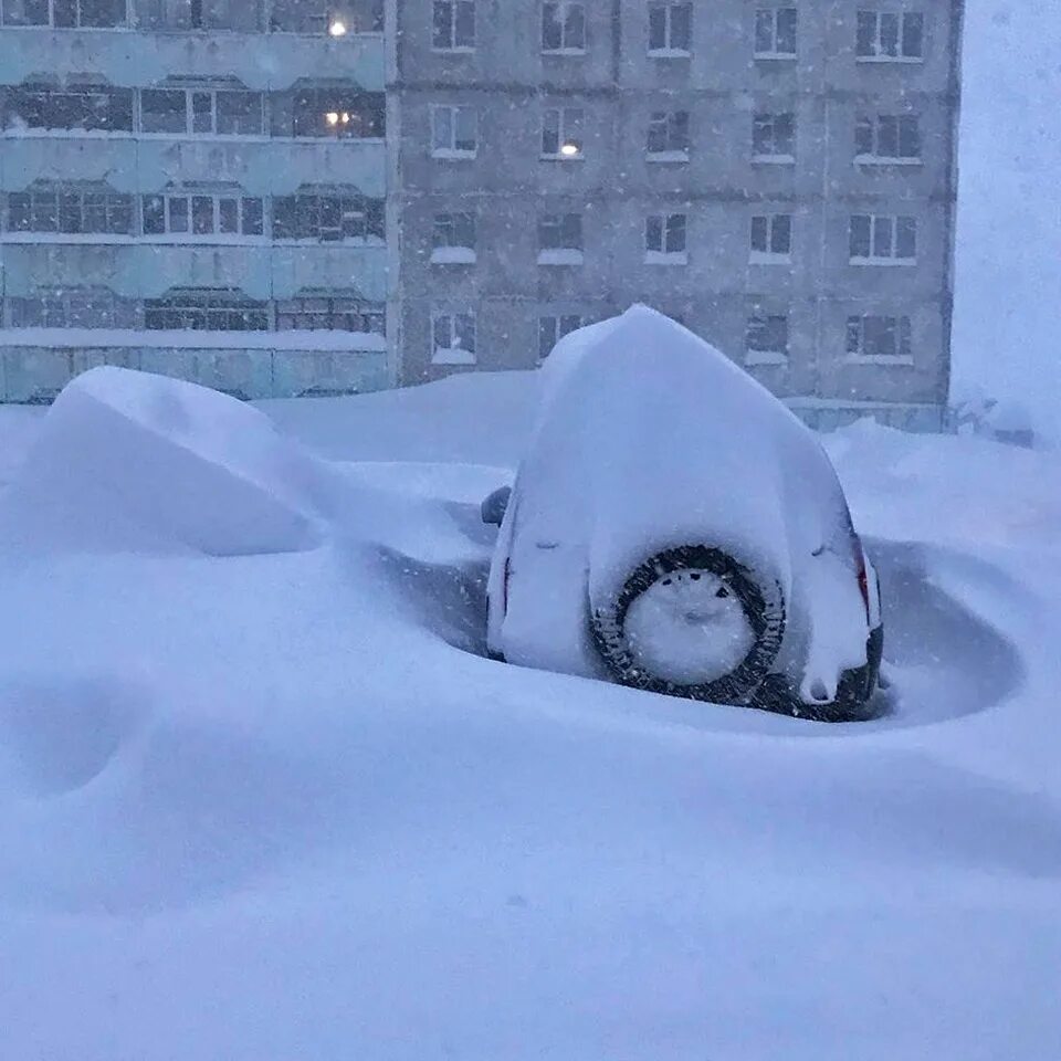 Из снежных сугробов число. Сугробы в Норильске 2020. Норильск завалило снегом 2020. Снежный город Норильск. Машину засыпало снегом.