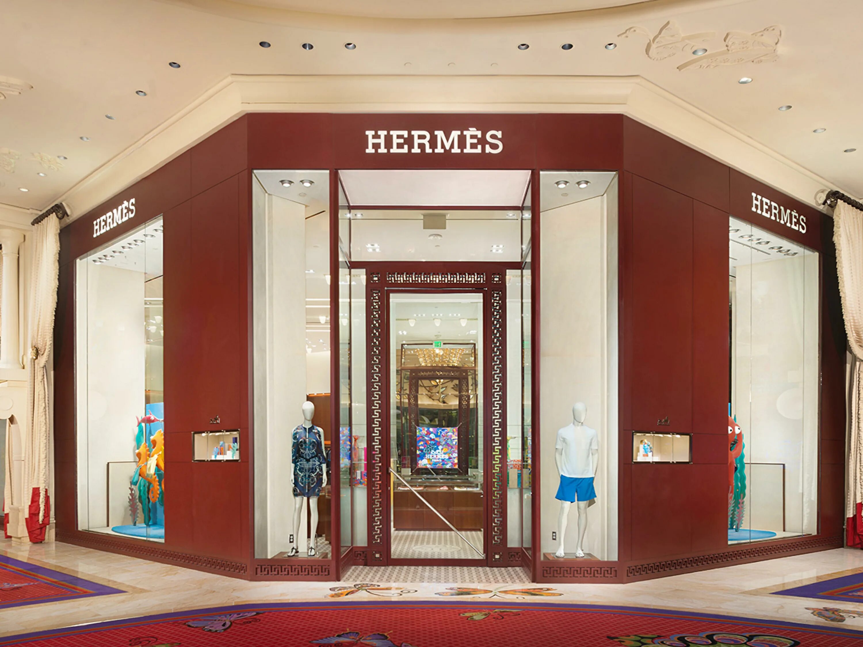 Гермес товар. Бутик Хермес. Корнеры Hermes. Бутик Hermes в Москве. ГУМ Гермес.