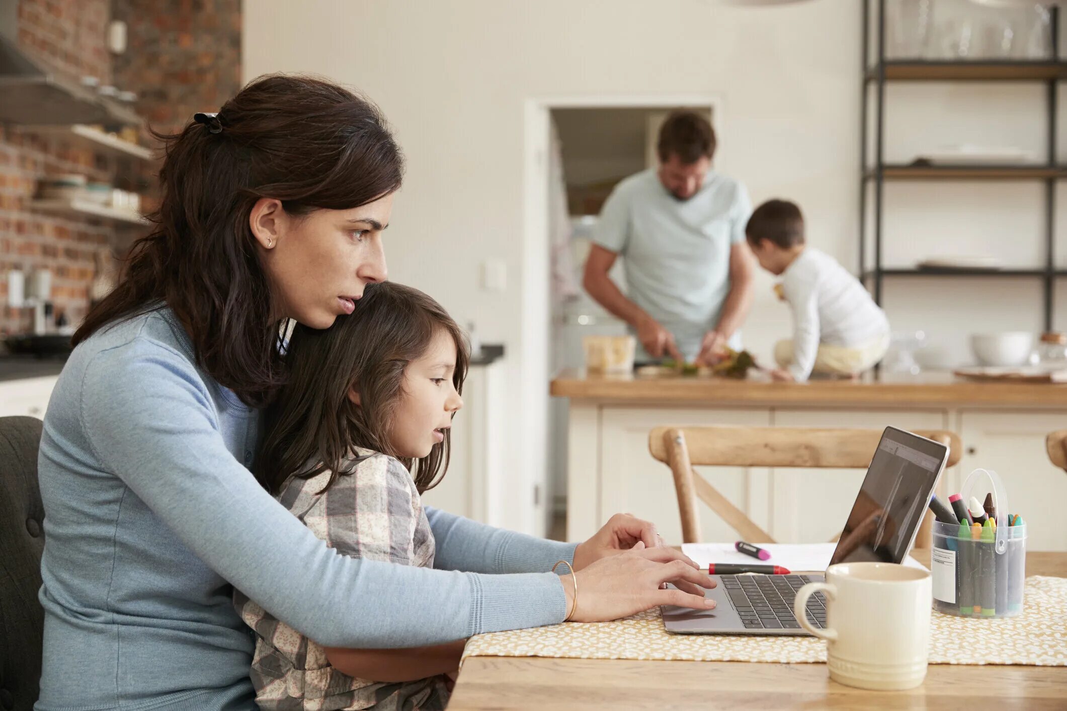 Do your mother work. Семья, дом. Занятые родители и дети. Семья работа дети. Самозанятые дети.