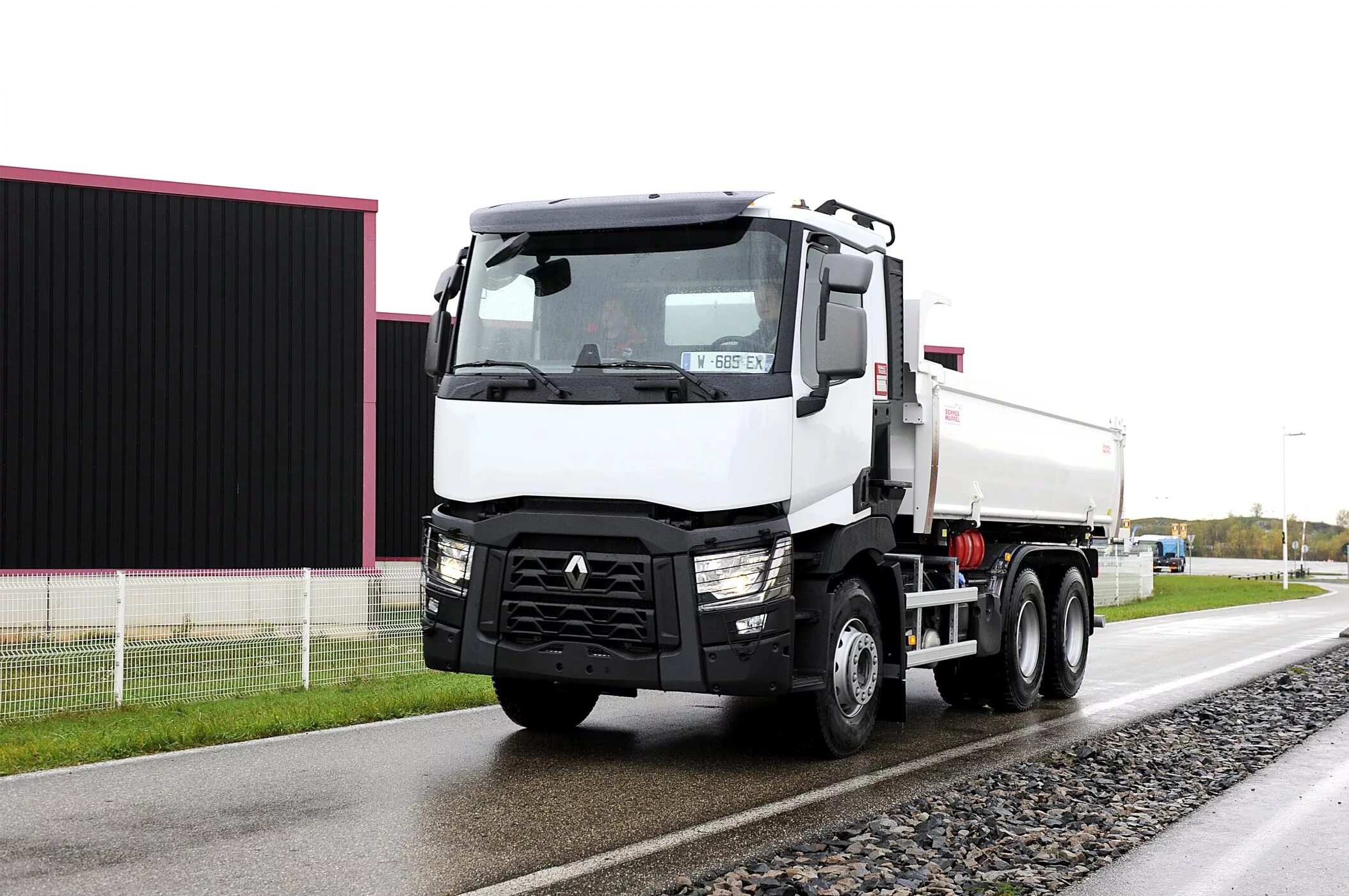 Renault kerax. Грузовой автомобиль renault. Грузовой автомобиль renault. Renault trucks premium. Рено грузовик 10т.