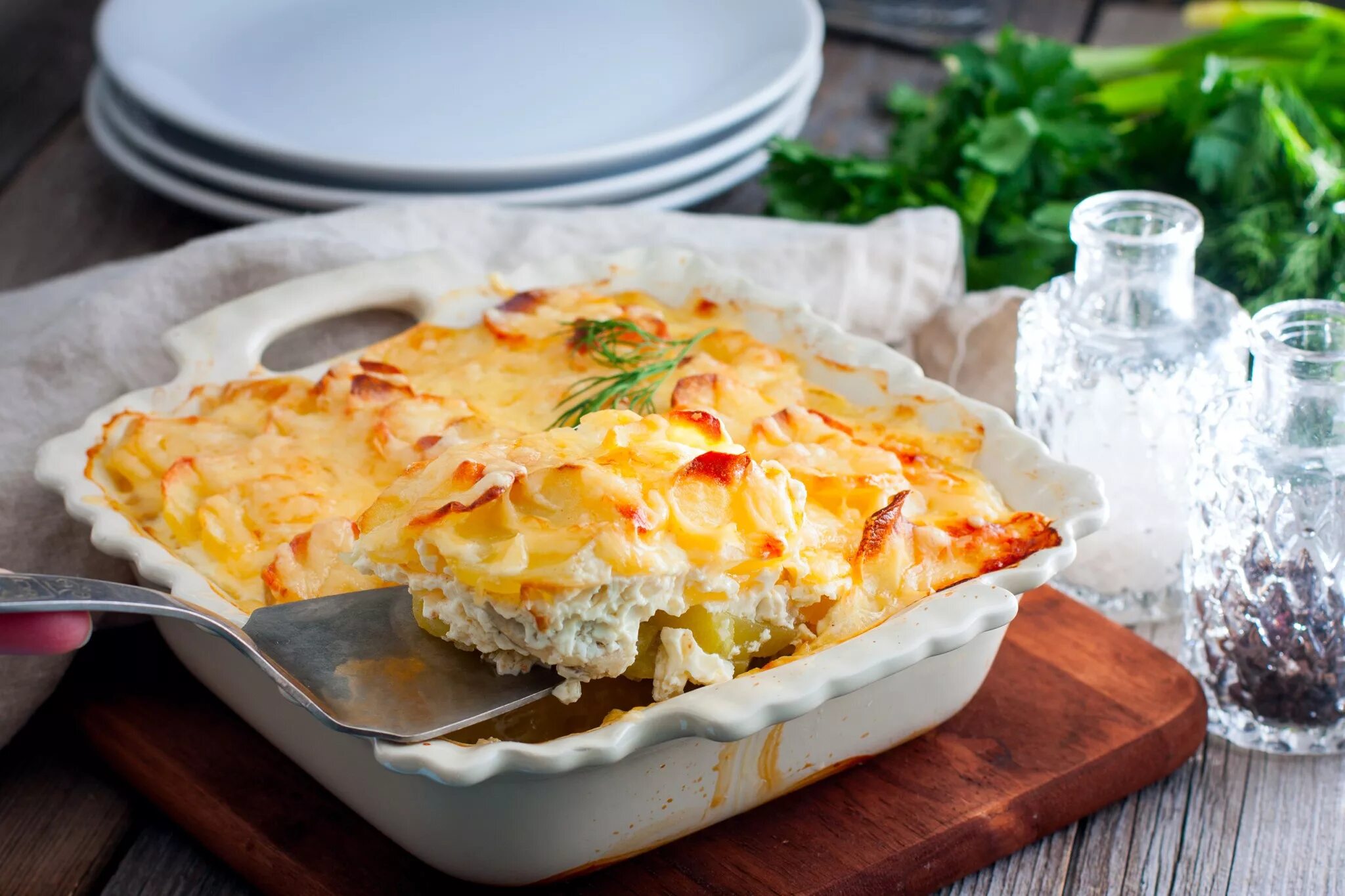 Мясо по французски со. Картофельный гратен. французский картофель гратен. картофельная запеканка гратен. гратен gratin.